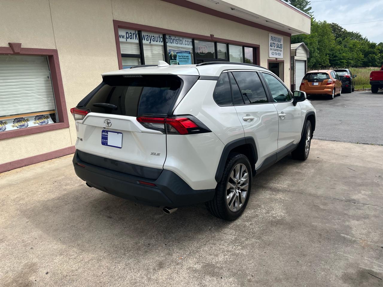 Toyota RAV4 XLE Premium FWD (Natl) 2021