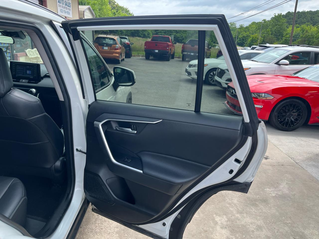 Toyota RAV4 XLE Premium FWD (Natl) 2021