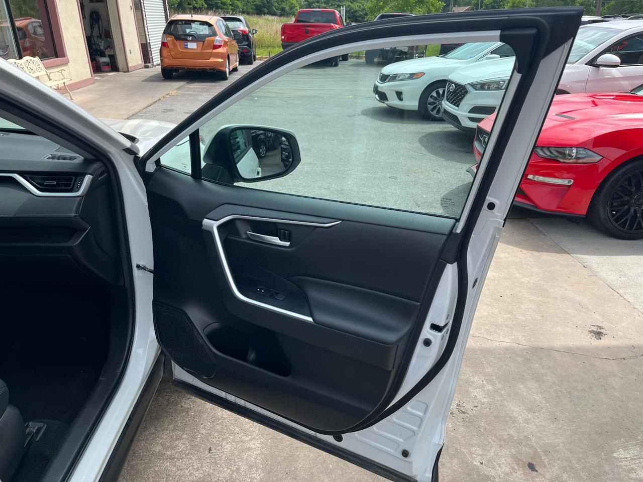 Toyota RAV4 XLE Premium FWD (Natl) 2021