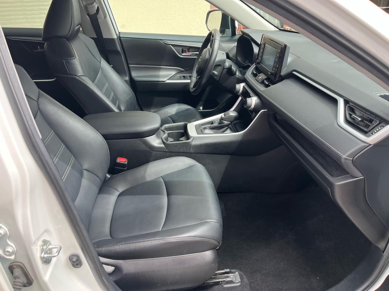 Toyota RAV4 XLE Premium FWD (Natl) 2021
