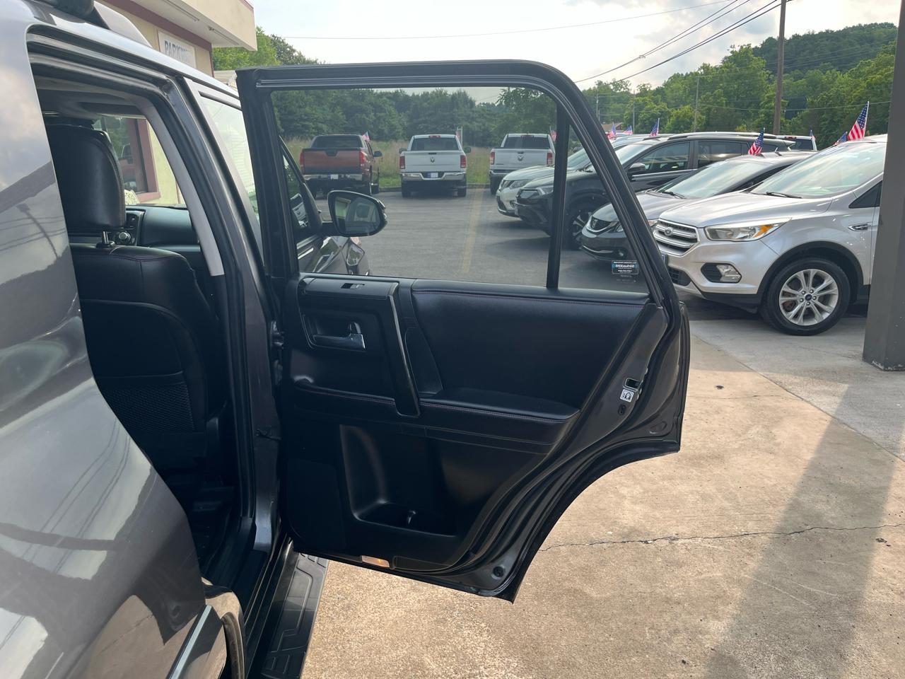 Toyota 4Runner SR5 4WD 2016