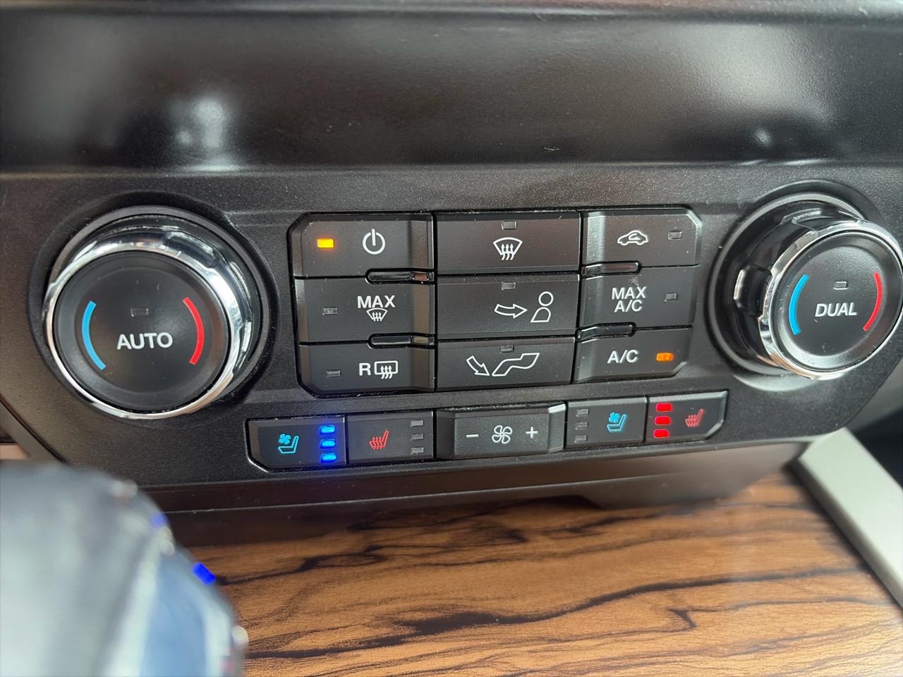 Ford F-150 4WD SuperCrew 139" Lariat 2019