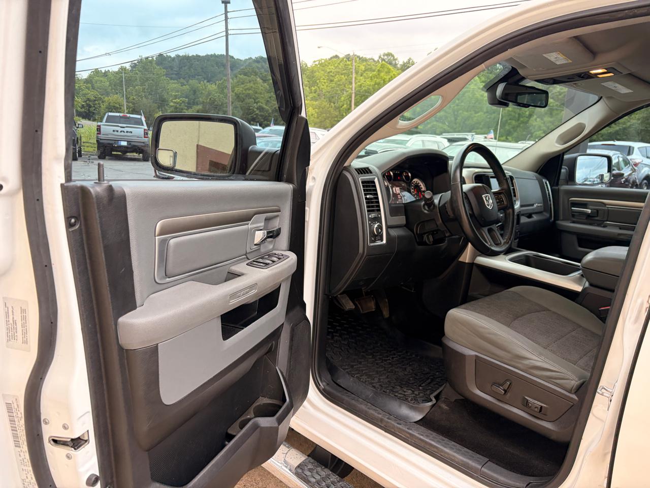 RAM 1500 SLT Crew Cab SWB 4WD 2016