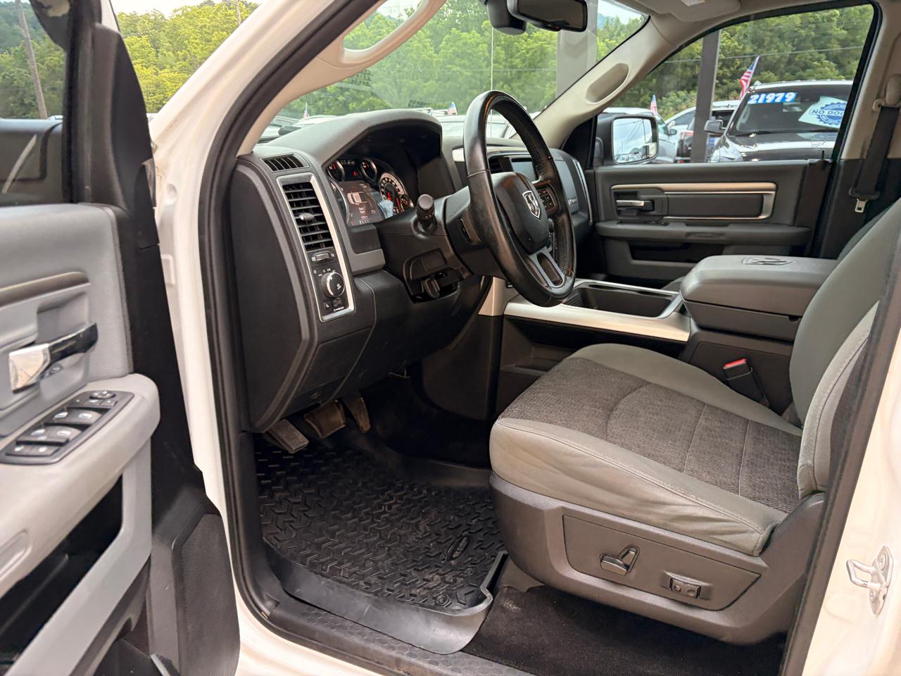 RAM 1500 SLT Crew Cab SWB 4WD 2016