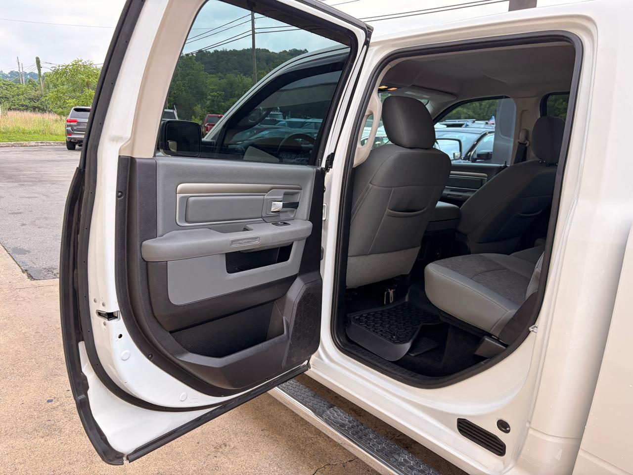 RAM 1500 SLT Crew Cab SWB 4WD 2016