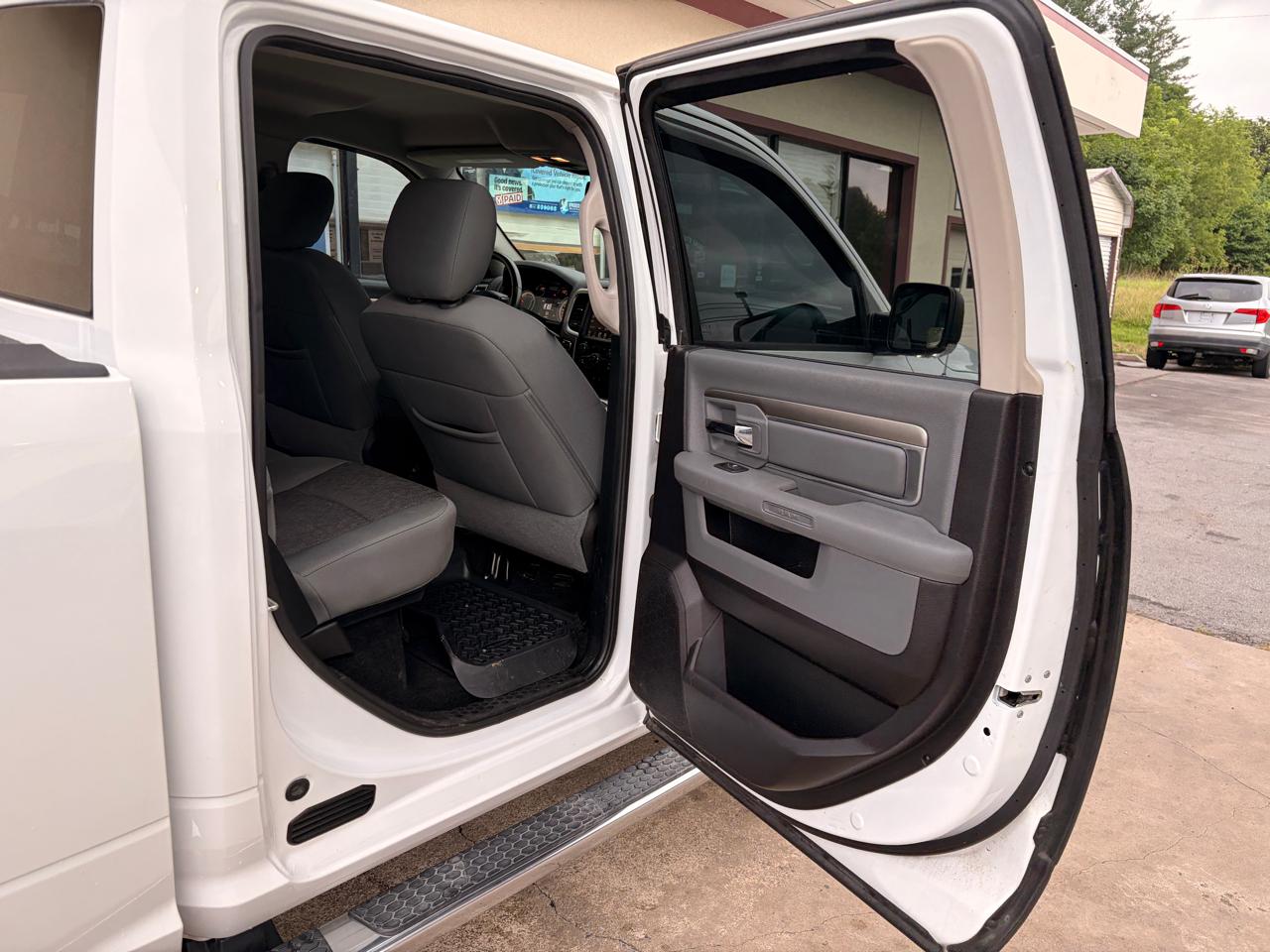 RAM 1500 SLT Crew Cab SWB 4WD 2016