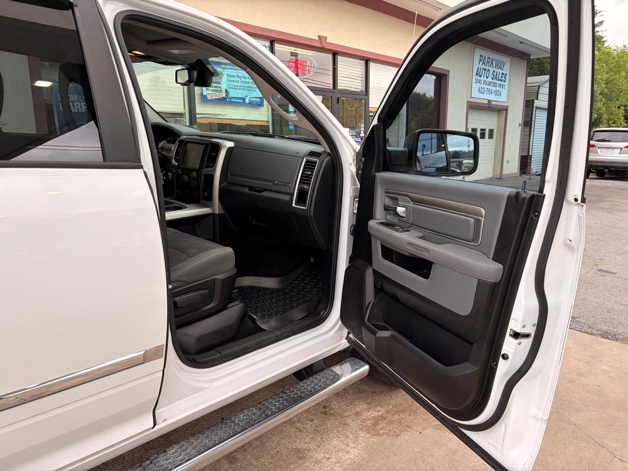 RAM 1500 SLT Crew Cab SWB 4WD 2016