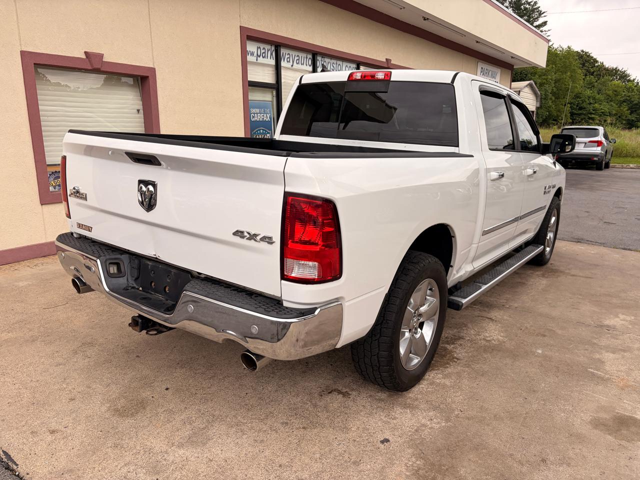 RAM 1500 SLT Crew Cab SWB 4WD 2016