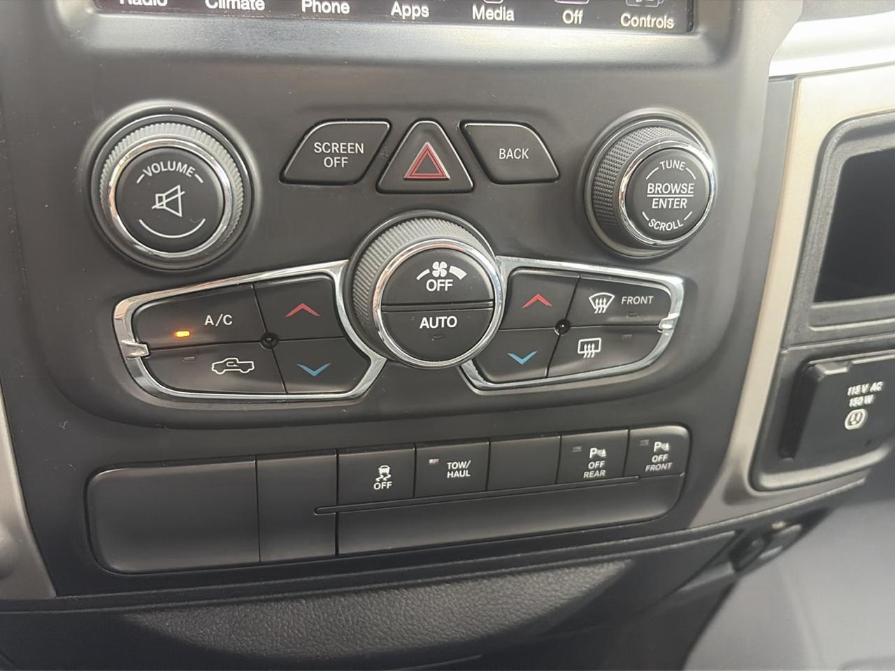 RAM 1500 SLT Quad Cab 4WD 2017