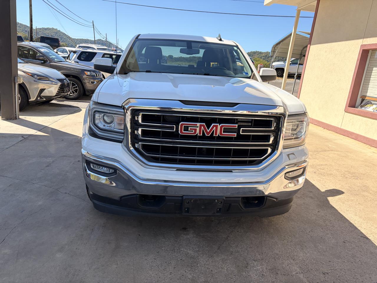 GMC Sierra photo 2