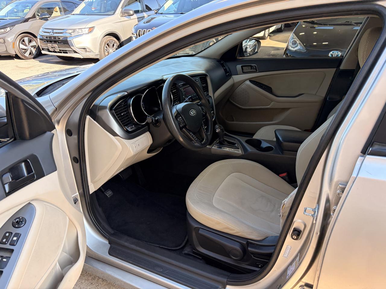 Kia Optima LX AT 2011