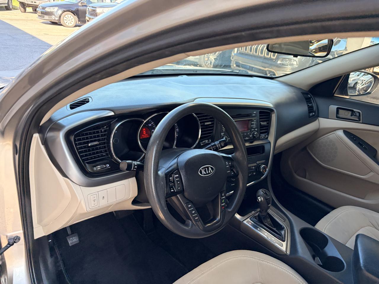 Kia Optima LX AT 2011