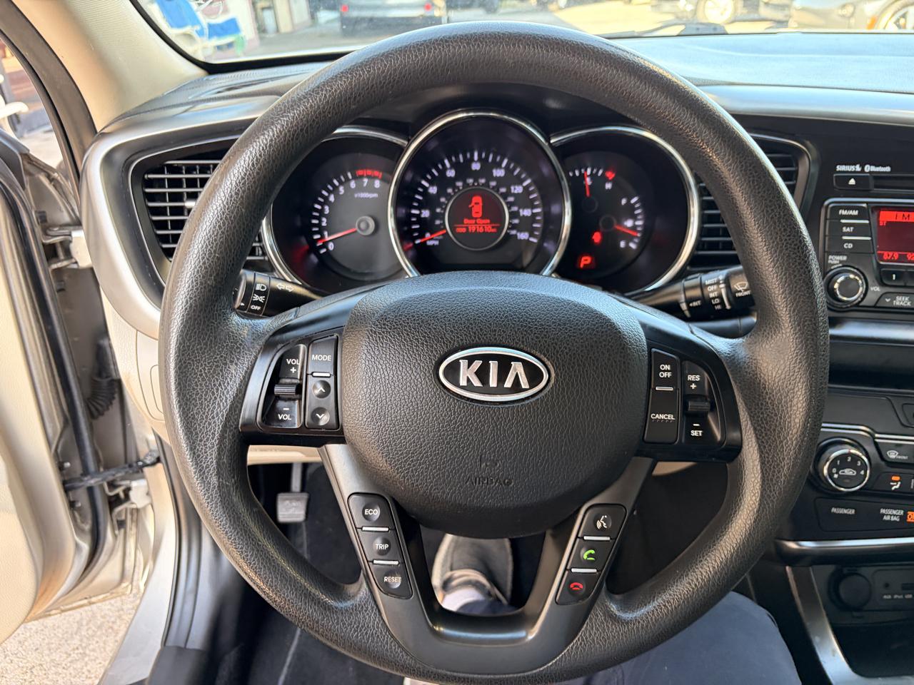 Kia Optima LX AT 2011