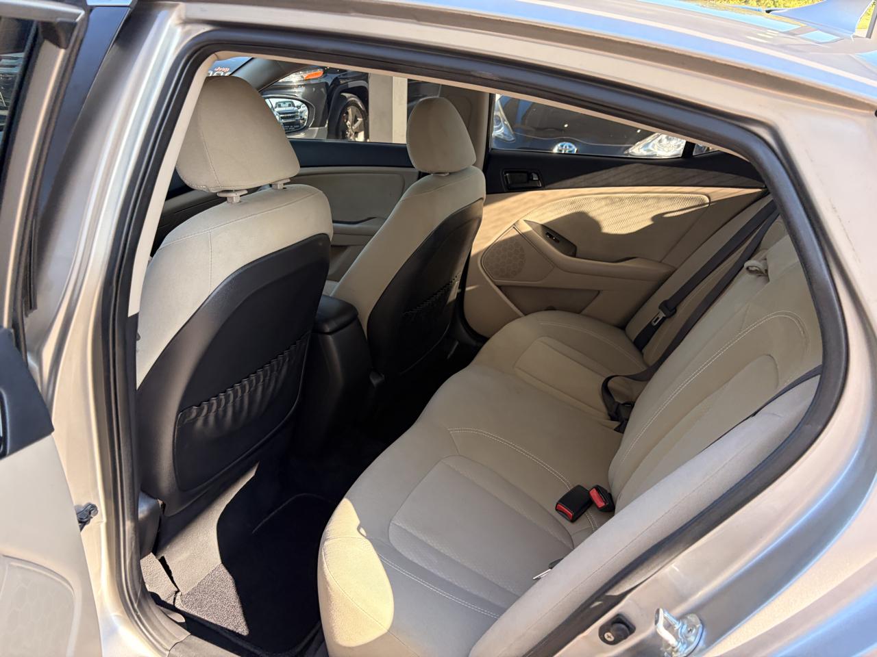 Kia Optima LX AT 2011