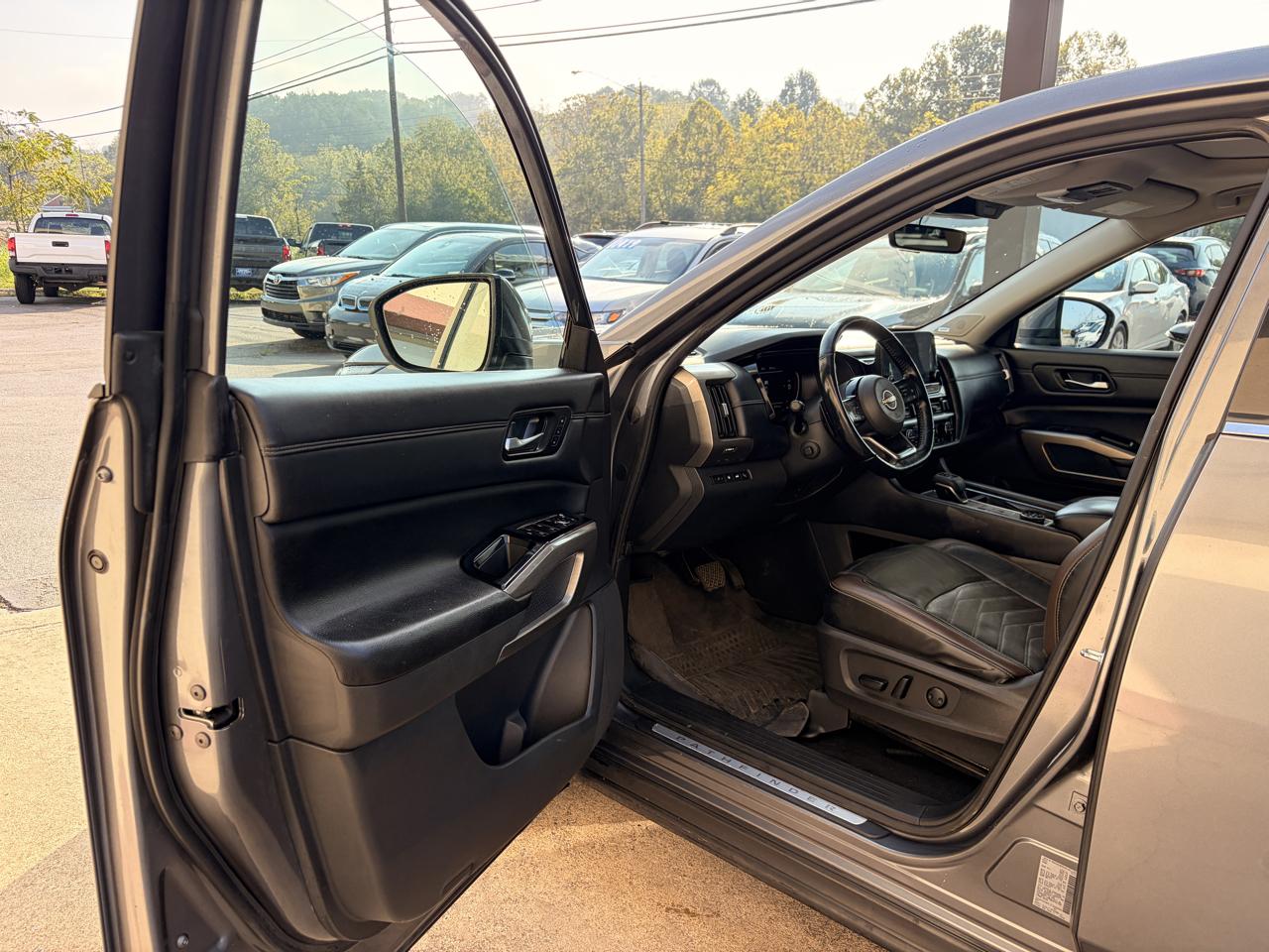 Nissan Pathfinder Platinum 4WD 2023