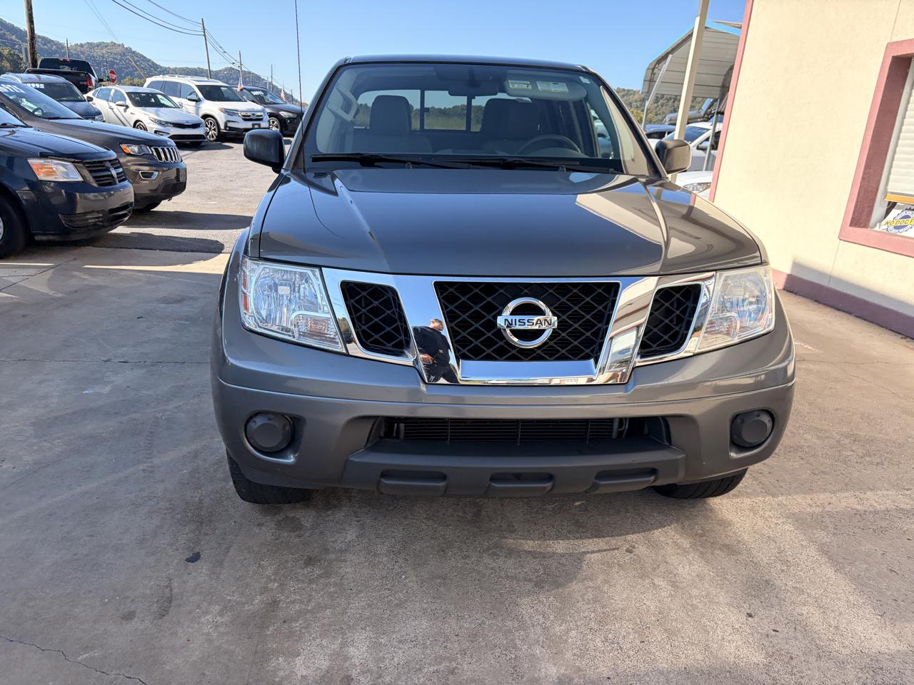 Nissan Frontier photo 2