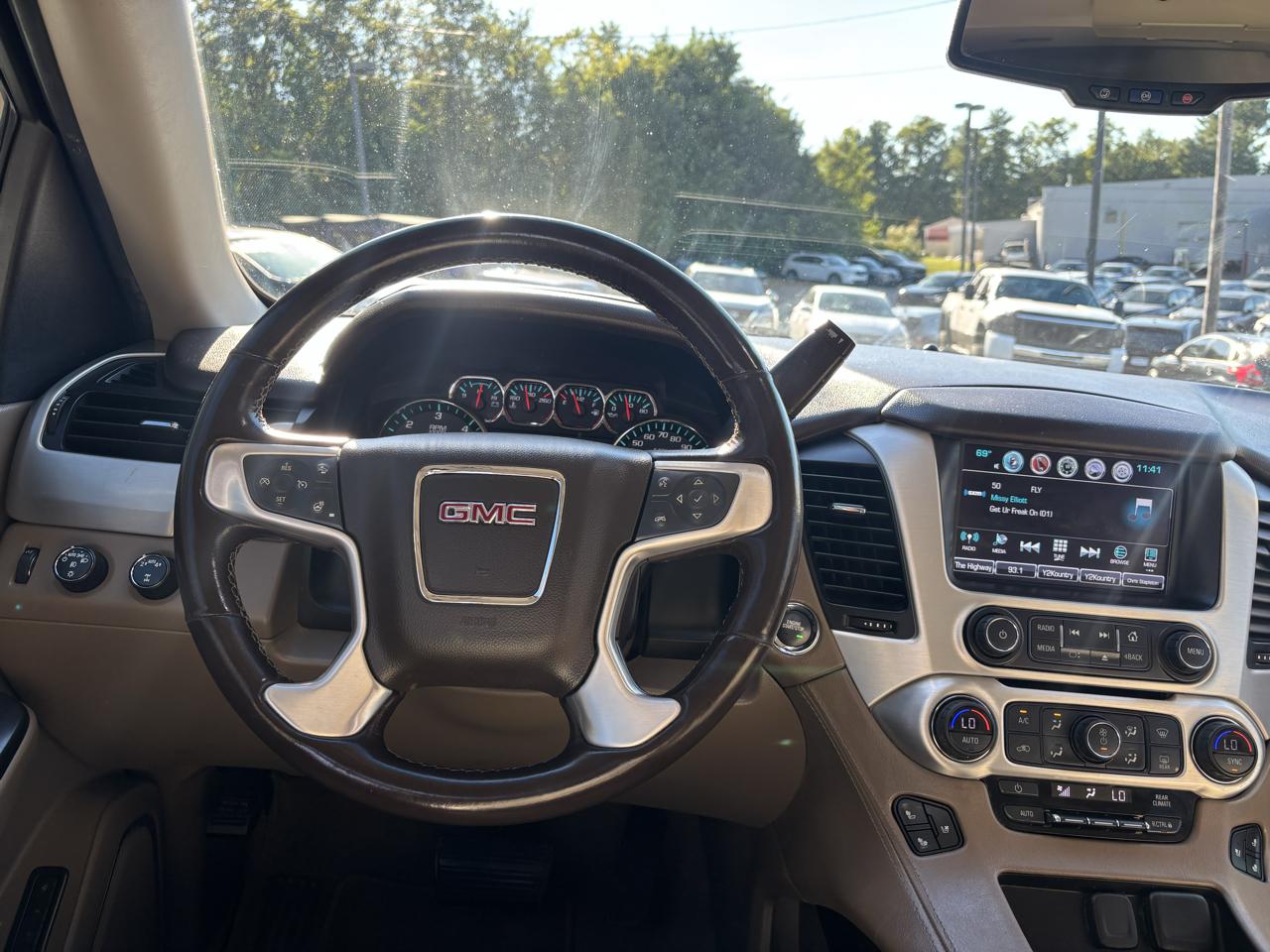 GMC Yukon photo 11