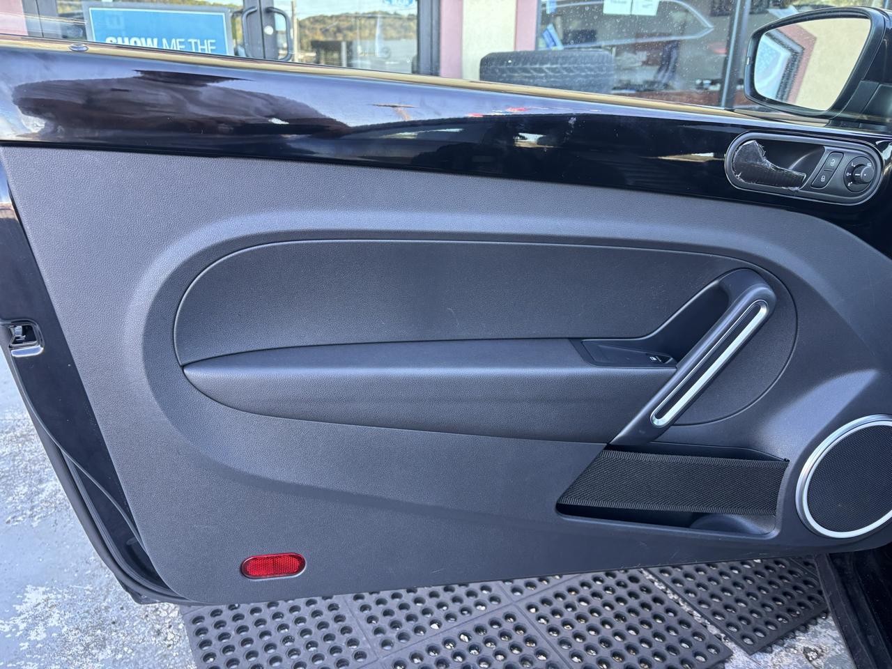Volkswagen Beetle 2.0T Turbo w/Sunroof & Sound 2013