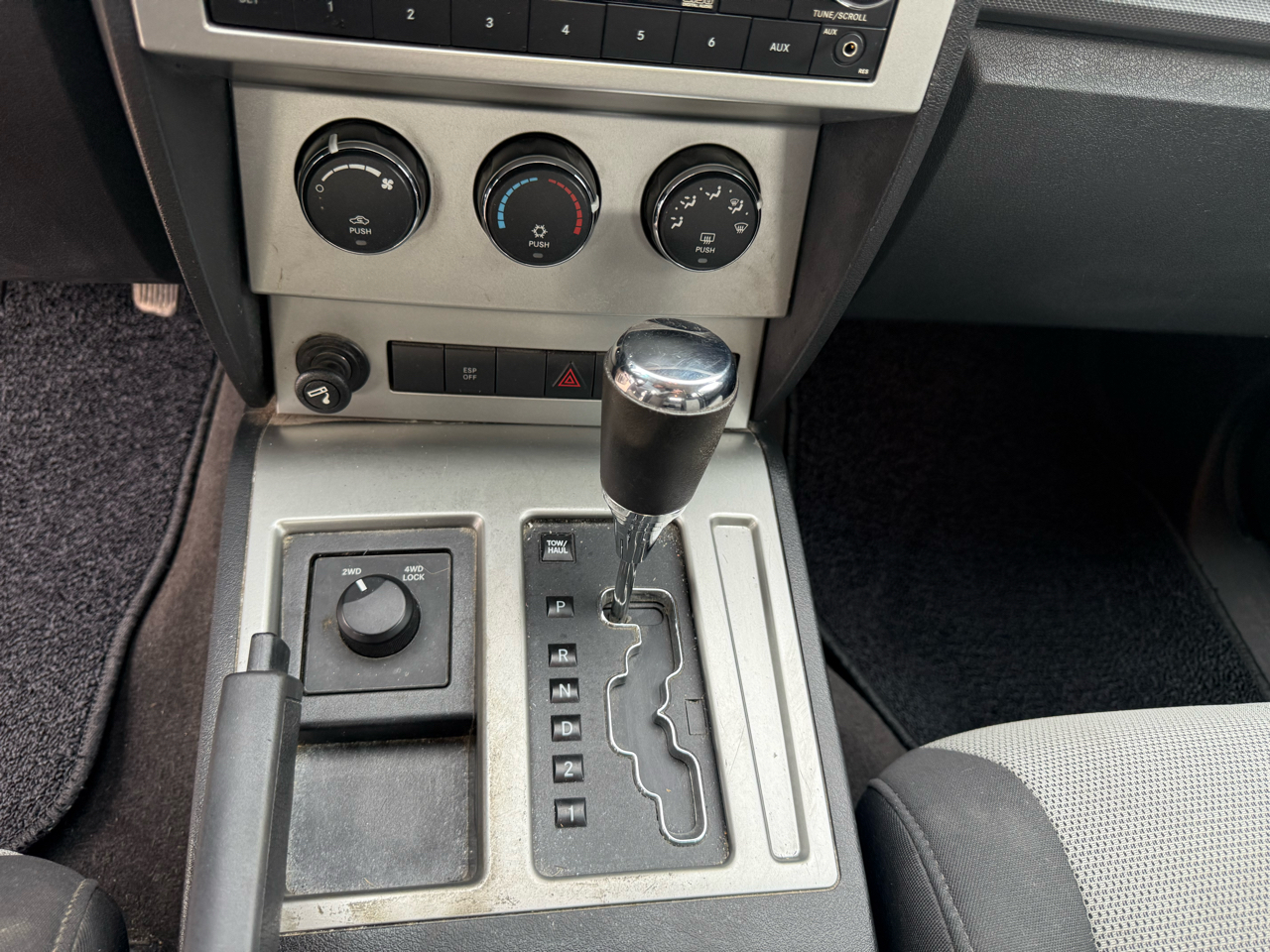 2008 Dodge Nitro SXT photo 4