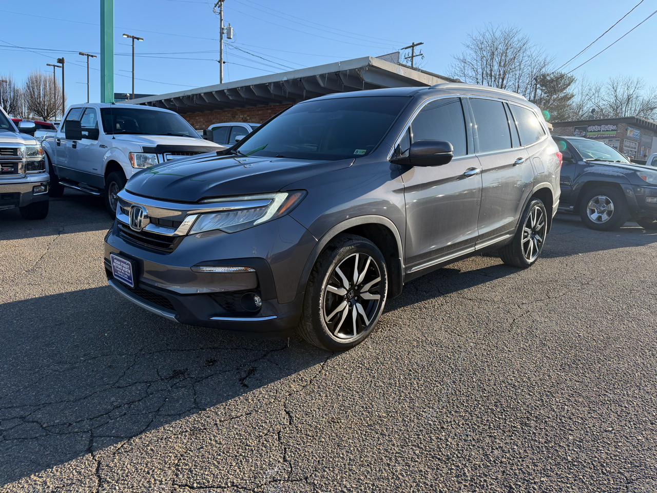 Honda Pilot Touring w/Rear Captain's Chairs AWD 2019