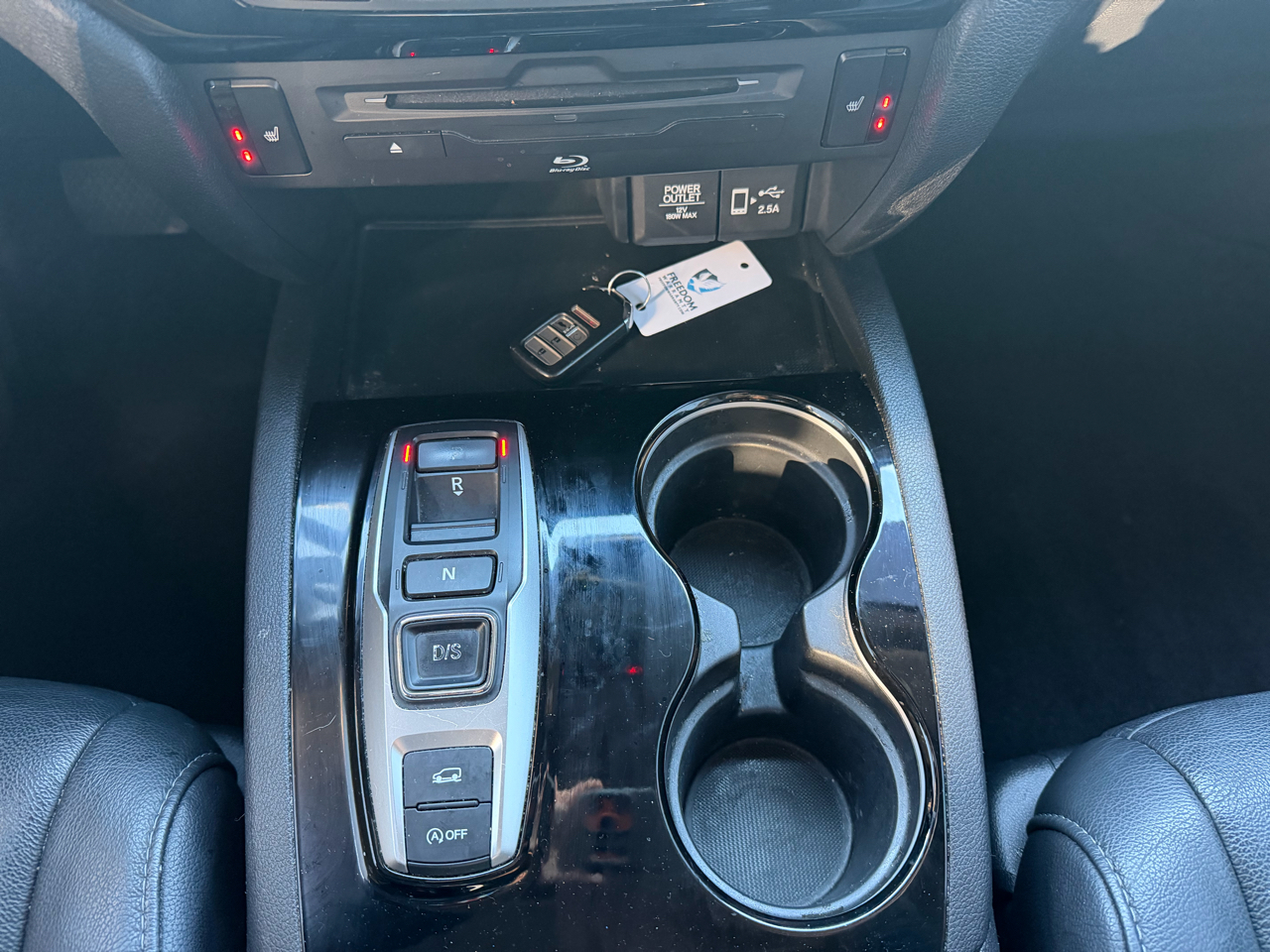 Honda Pilot Touring w/Rear Captain's Chairs AWD 2019