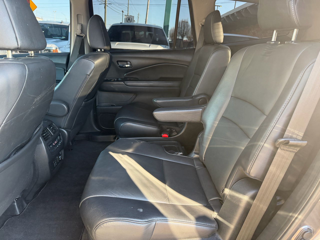 Honda Pilot Touring w/Rear Captain's Chairs AWD 2019