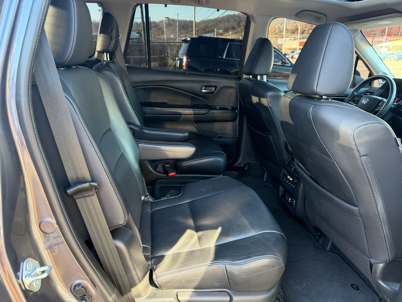 Honda Pilot Touring w/Rear Captain's Chairs AWD 2019