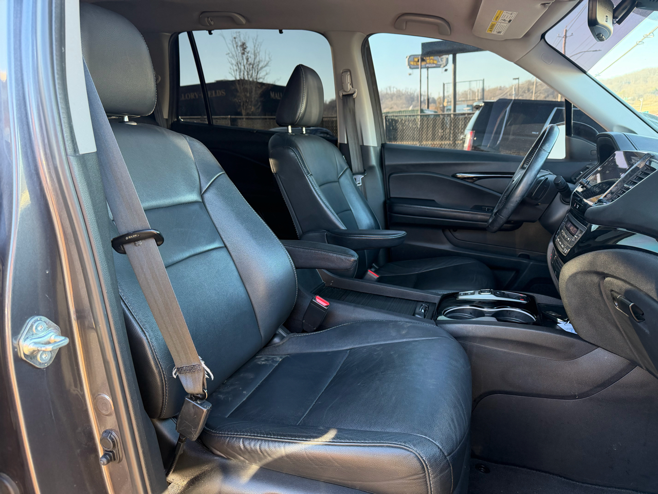 Honda Pilot Touring w/Rear Captain's Chairs AWD 2019