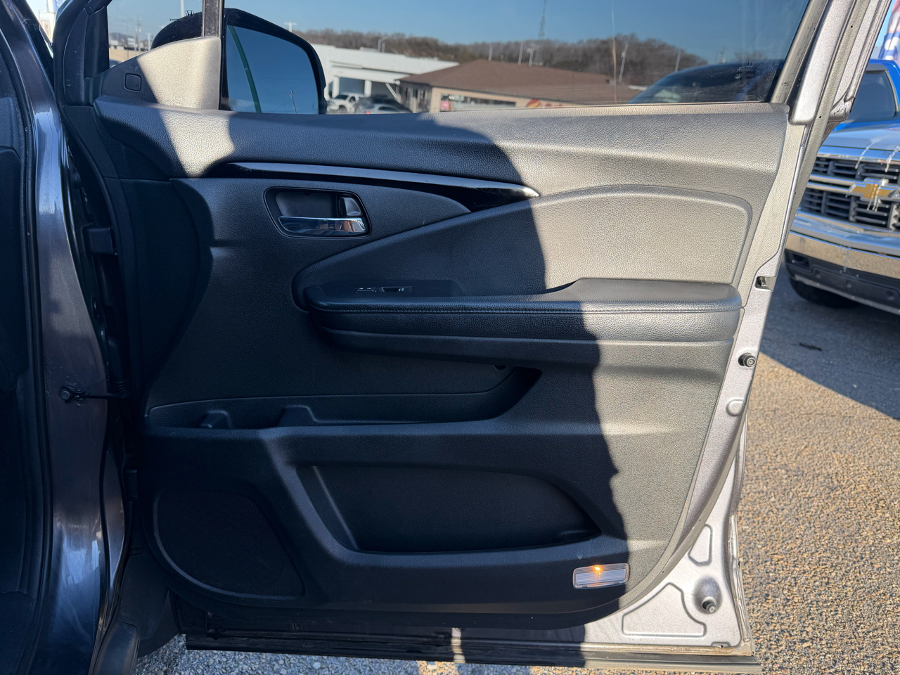 Honda Pilot Touring w/Rear Captain's Chairs AWD 2019