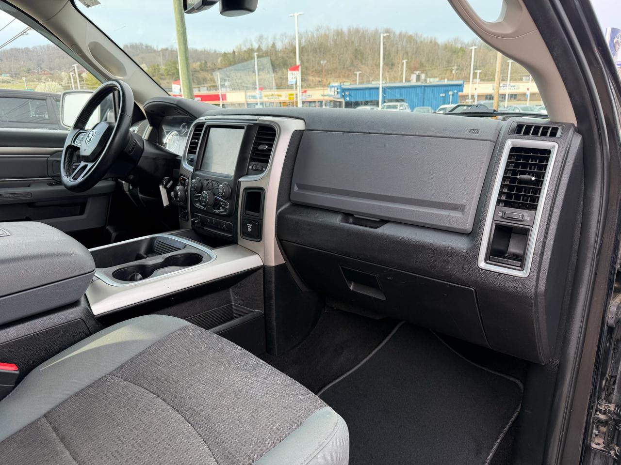 RAM 1500 SLT Crew Cab SWB 4WD 2017