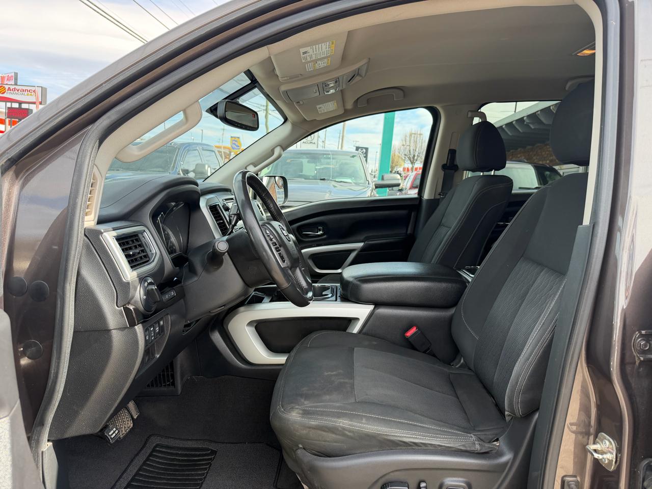 Nissan Titan SV Crew Cab 4WD 2017