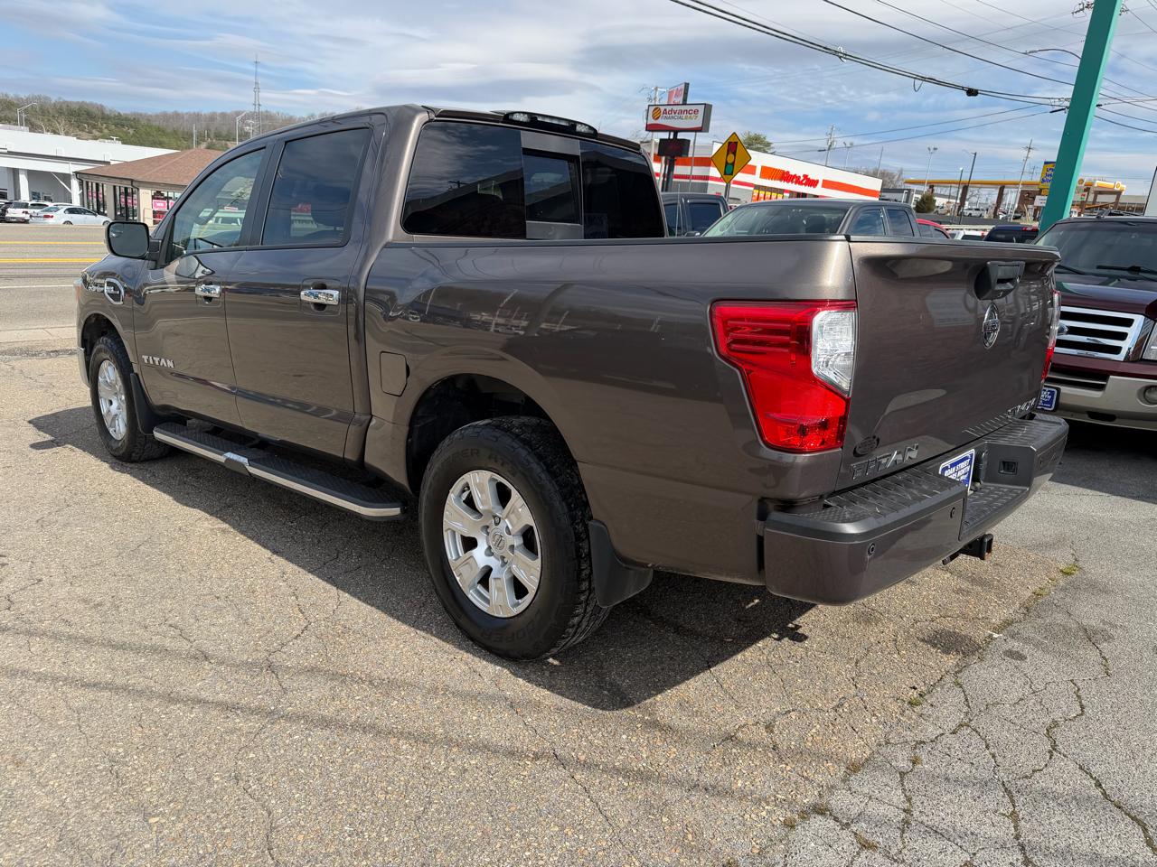 Nissan Titan SV Crew Cab 4WD 2017