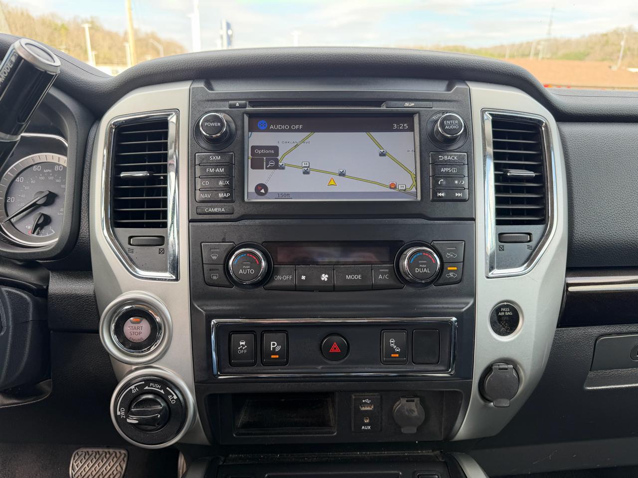 Nissan Titan SV Crew Cab 4WD 2017