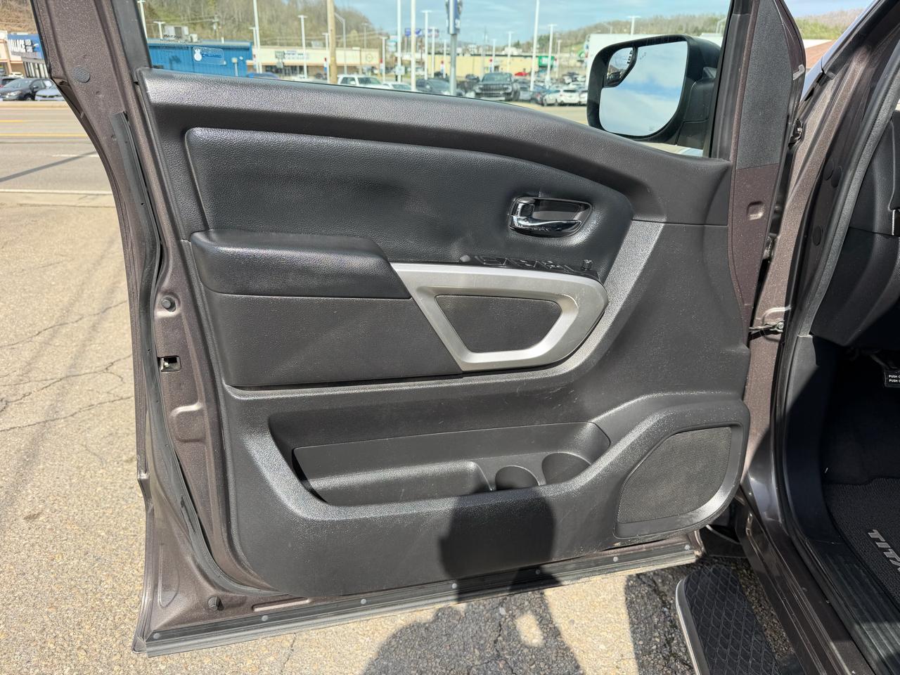 Nissan Titan SV Crew Cab 4WD 2017