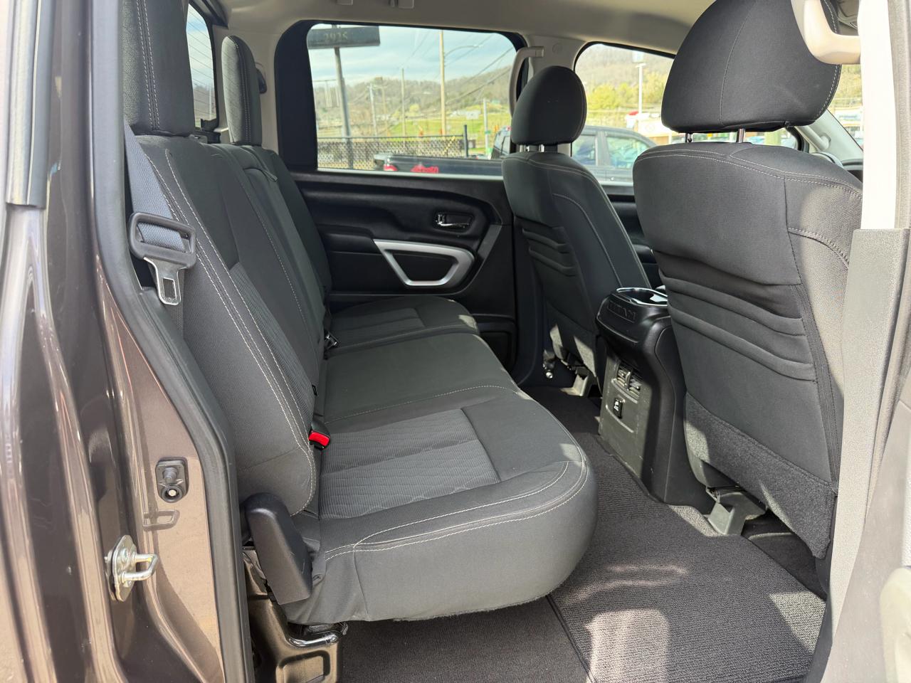 Nissan Titan SV Crew Cab 4WD 2017