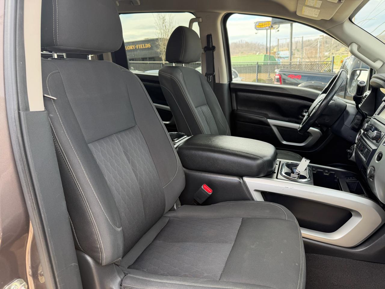 Nissan Titan SV Crew Cab 4WD 2017