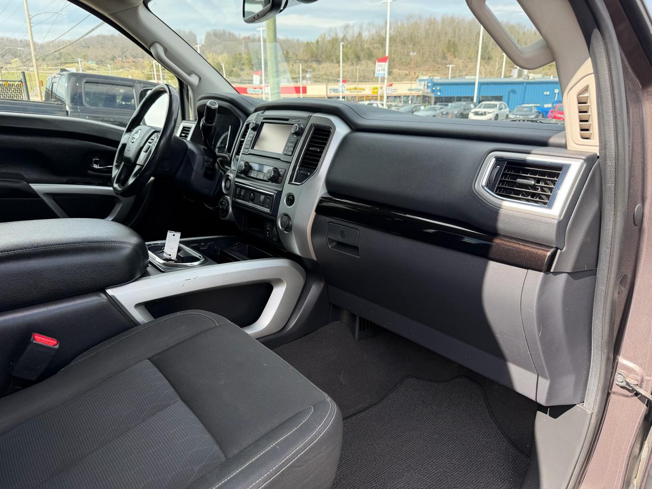 Nissan Titan SV Crew Cab 4WD 2017