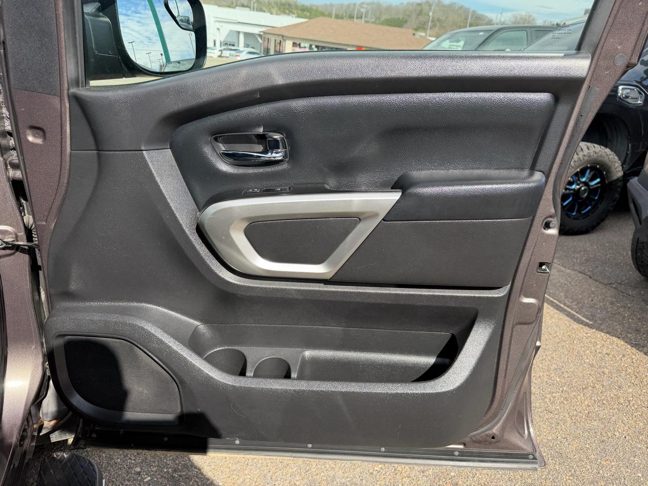 Nissan Titan SV Crew Cab 4WD 2017