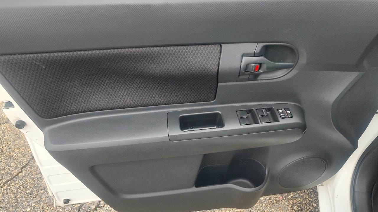 Scion xB 5-Door Wagon 5-Spd MT 2010