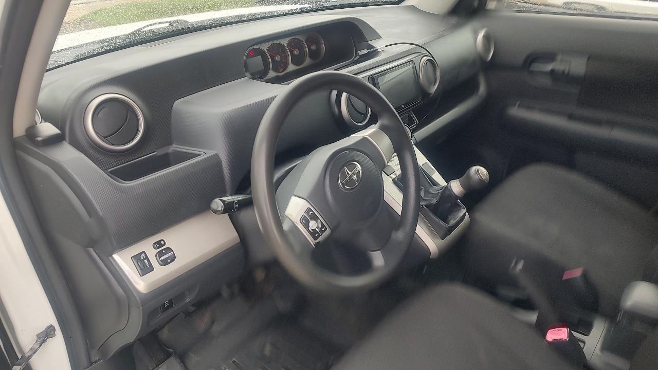 Scion xB 5-Door Wagon 5-Spd MT 2010
