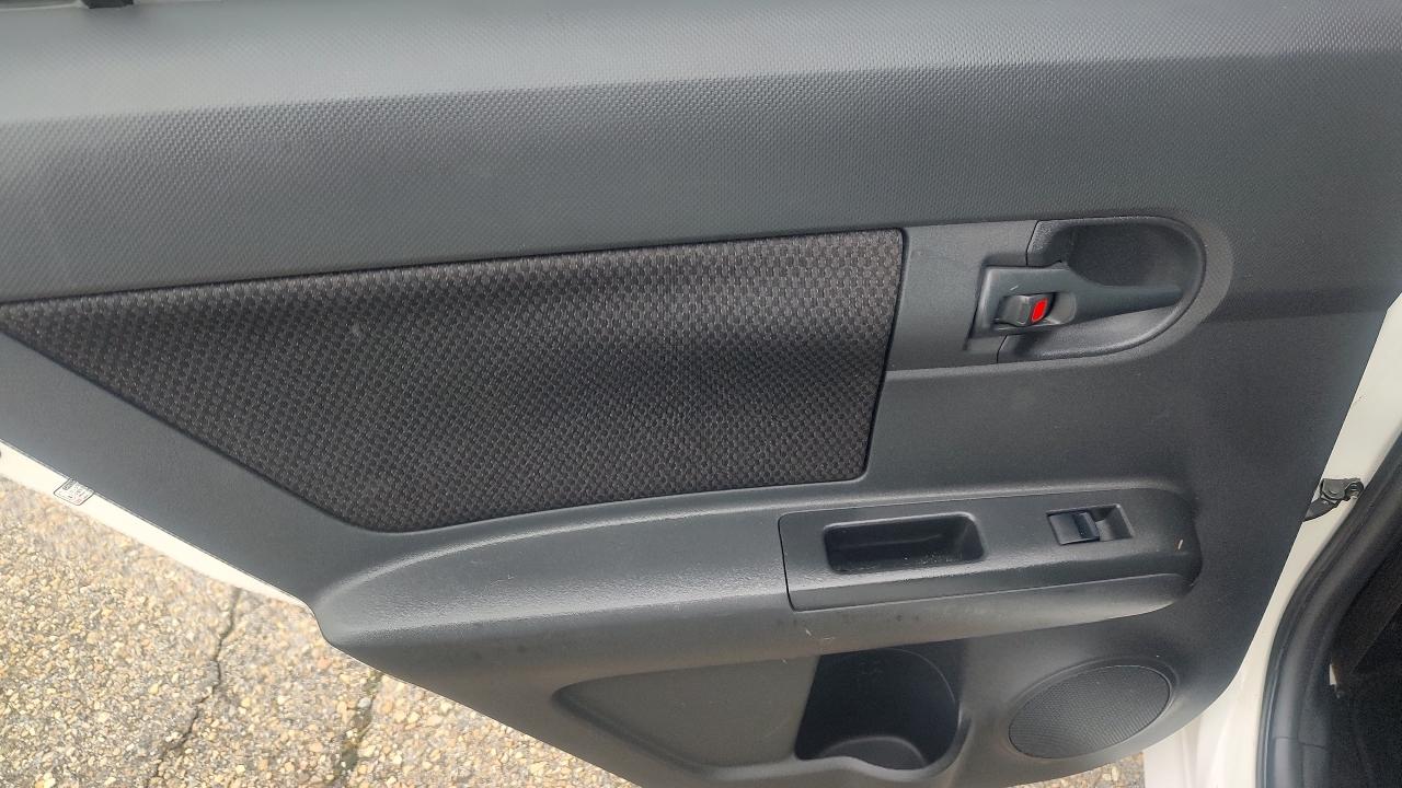 Scion xB 5-Door Wagon 5-Spd MT 2010