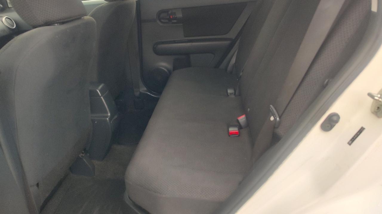 Scion xB 5-Door Wagon 5-Spd MT 2010