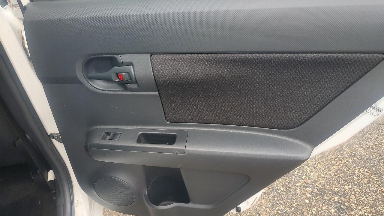 Scion xB 5-Door Wagon 5-Spd MT 2010