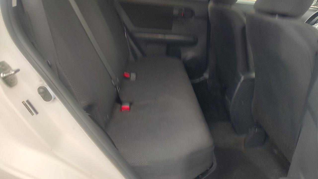 Scion xB 5-Door Wagon 5-Spd MT 2010