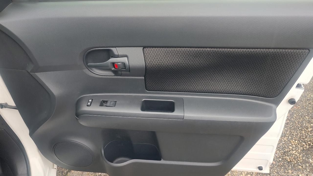 Scion xB 5-Door Wagon 5-Spd MT 2010