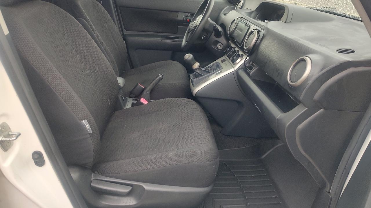 Scion xB 5-Door Wagon 5-Spd MT 2010