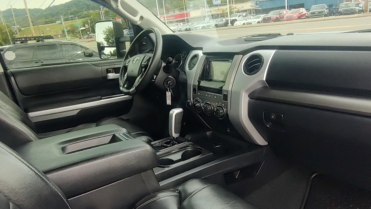 Toyota Tundra SR5 5.7L V8 FFV CrewMax 4WD 2016