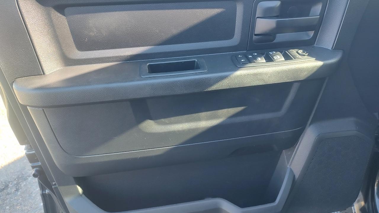 RAM 1500 Tradesman Crew Cab SWB 4WD 2016