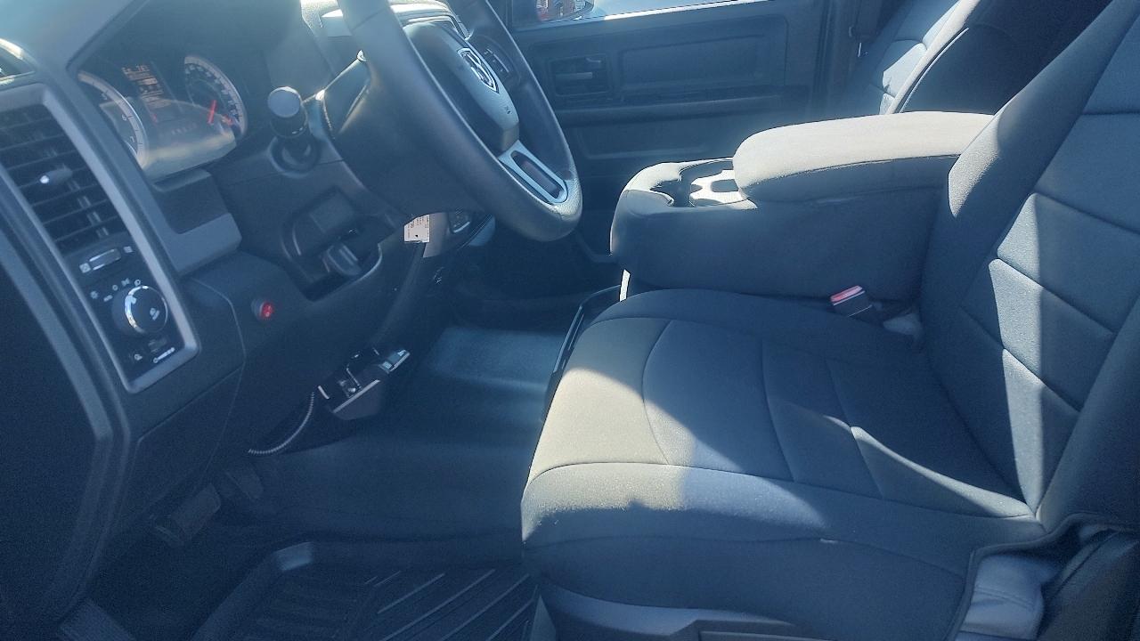 RAM 1500 Tradesman Crew Cab SWB 4WD 2016