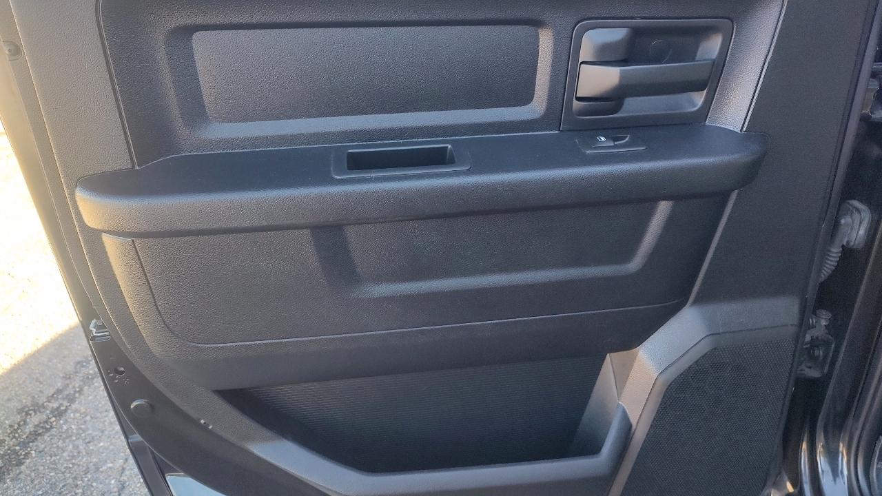 RAM 1500 Tradesman Crew Cab SWB 4WD 2016
